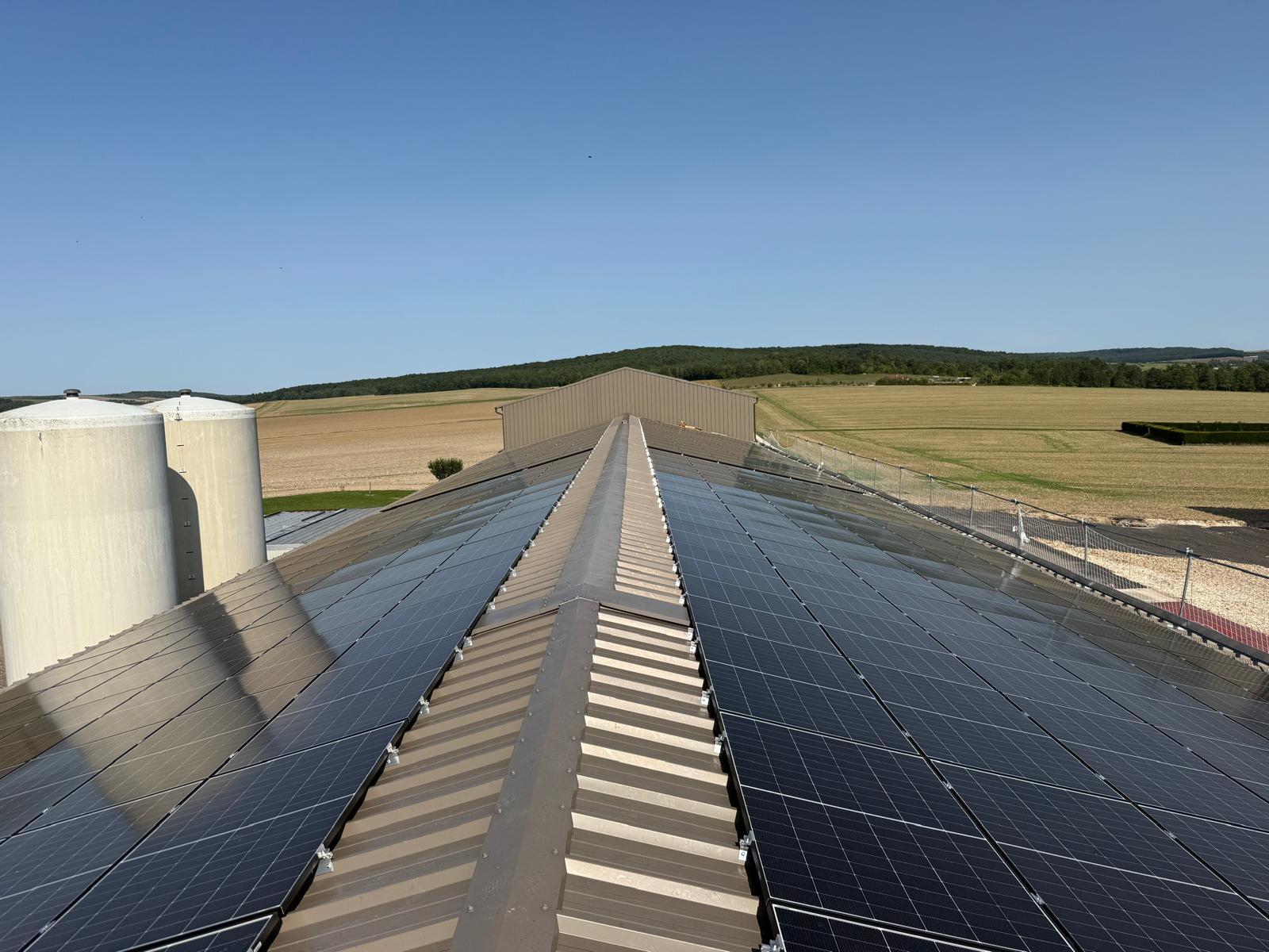 Toiture agricole entièrement couverte de panneaux photovoltaïques