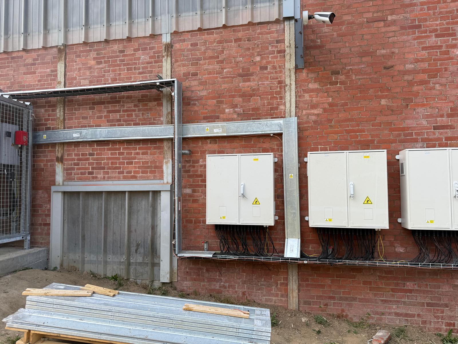 Coffrets électriques extérieurs sur mur de briques