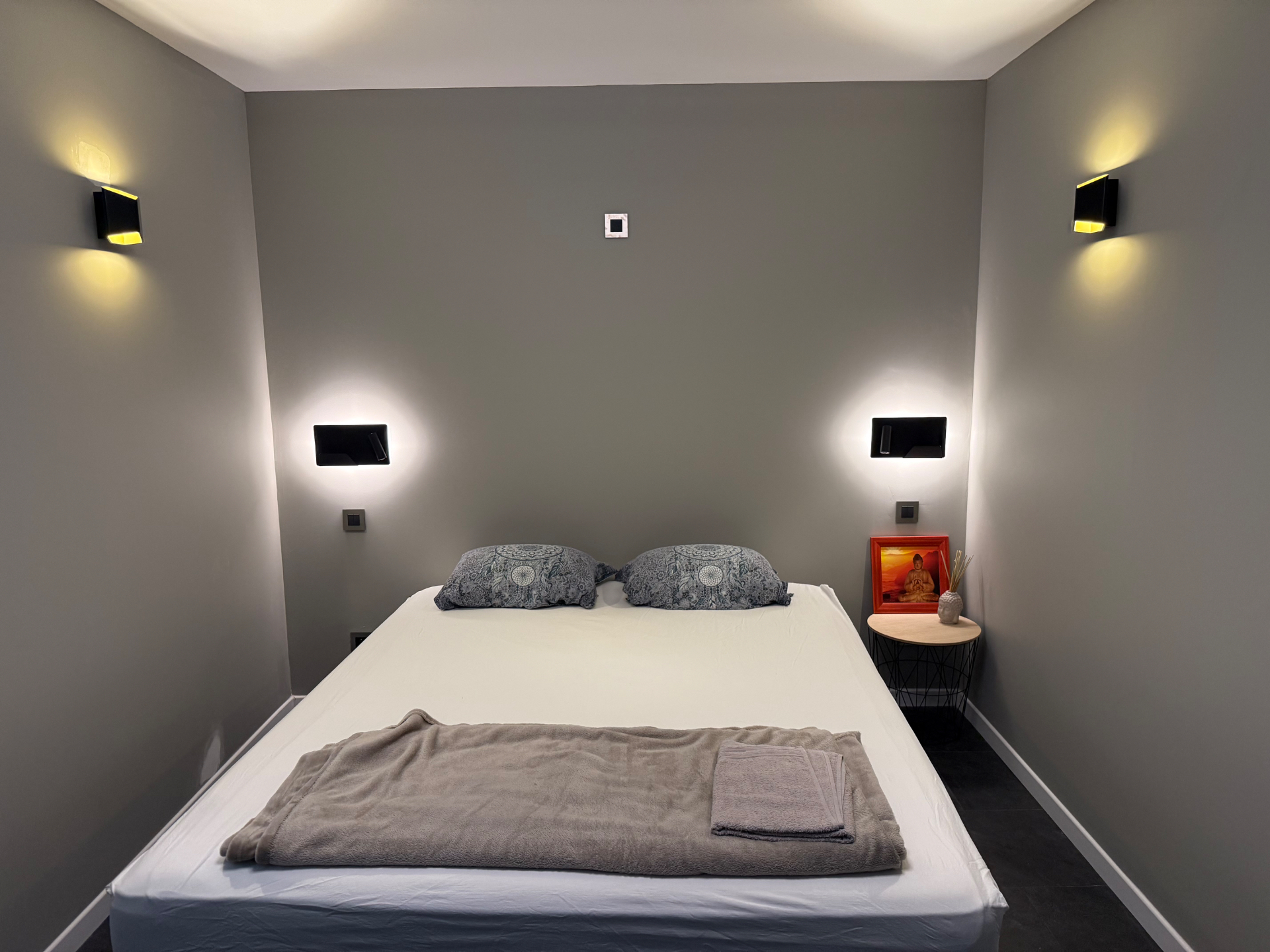 Chambre avec climatisation réversible et éclairage design
