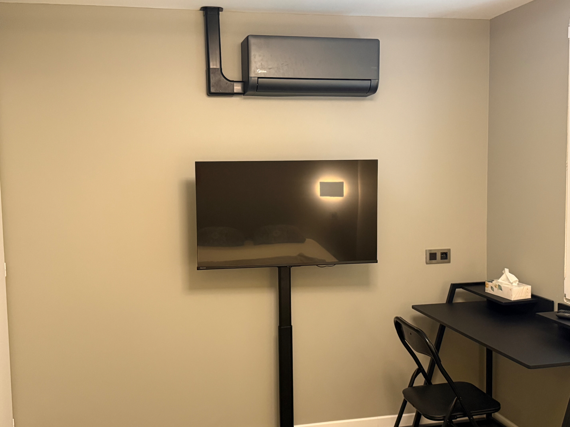 Climatisation murale dans un salon avec télévision
