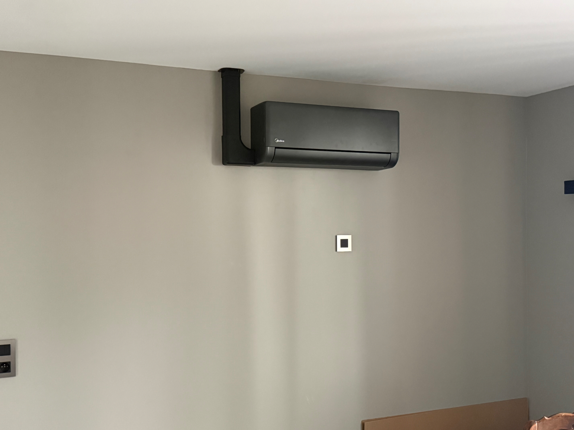 Unité intérieure Midea fixée au mur